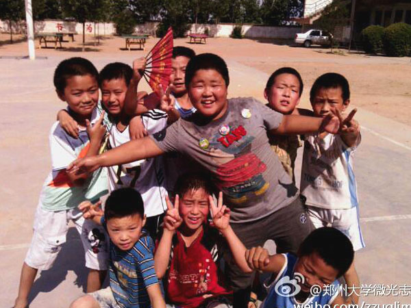 7��17�������ƻ����s�Q��������������ٿh�R��ƺ�l(xi��ng)��?j��ng)_С�W��ȭ��С꠆T����Ȼ�����ڵ��ž������������ڞ��������ݴ�W��΢�⡱־Ը�߈F��e�k�ĵ���ˇ�R�����ʂ���