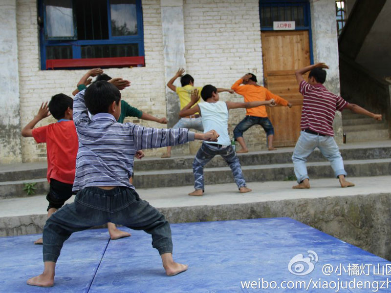 7��31������С�ٟ���ɽ�^(q��)���W(xu��)����֧�����ǭ����ؑ�S�h�����l(xi��ng)����С�W(xu��)����20���֧�̻�Ӽ����Y(ji��)���������������ҵ�Ͷ�뵽����ˇ�R�ݵĜ�(zh��n)���A�Ρ��D�麢�ӂ��ڞ�R���u�����ž���