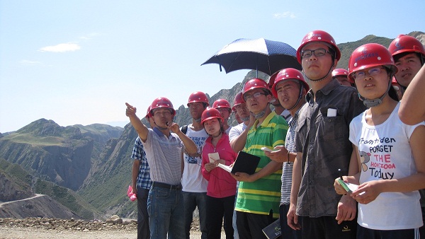 7��9����ʯ���Ӵ�W(xu��)��������顱�F(tu��n)�(du��)�ڶ���ǰ����˹����ˮ���м~��������(sh��)���{(di��o)�п�˹����ˮ���м~���̵ĵ��|(zh��)��r���D���(du��)�T��?c��)��J(r��n)�� (t��ng)ȡ�����ώ����v����