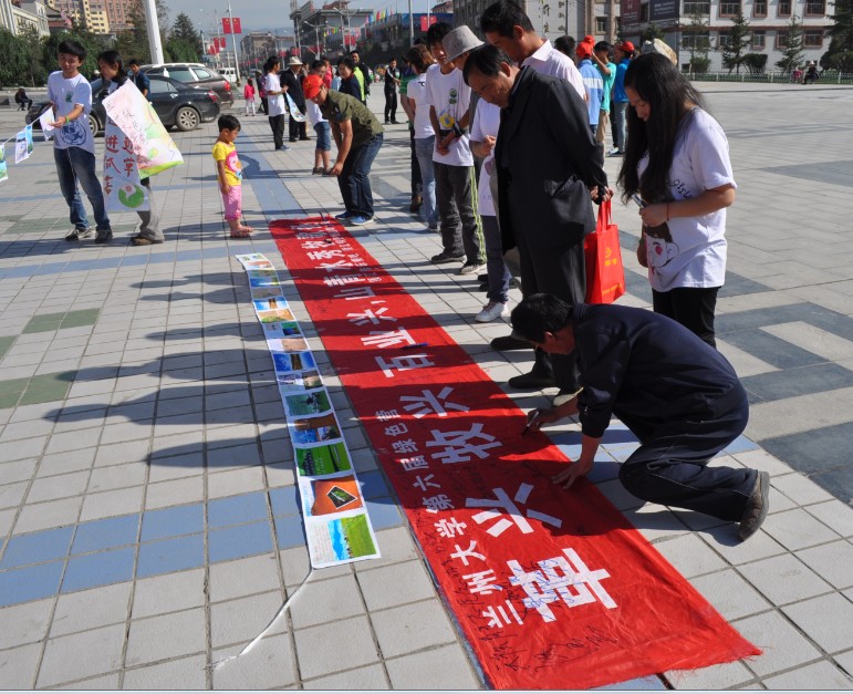 7��19�����m�ݴ�W(xu��)�����þGɫ�I(y��ng)����ף�������οh�����V��(ch��ng)���չ�_���_�I(y��ng)�xʽ���I(y��ng)�T��ͨ�^(gu��)�·f�����w����(b��o)�͈DƬ���ڏV��(ch��ng)�������������S��������P(gu��n)ע�c�v�����D�������ڗl�����������Լ��ĺ����͸��ԡ�