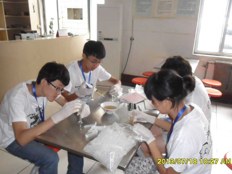 7��27�գ����ϴ�W(xu��)���YԴ�ɡ��������(hu��)��(sh��)�`���(du��)���_(d��)��һ��(g��)��(sh��)�`�ء����ĳ����(du��)�T���R��ͣ��ǰ����һ��(g��)ȡ���c(di��n)�M(j��n)��ȡ�ӹ������D���(du��)�T��?c��)ڌ?00ml�Ę�Ʒ�b�M(j��n)20��(g��)С������ԇ��ƿ�С�