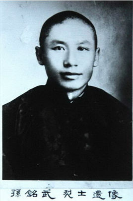 O䣨18891932|1916ꅢӑԬ܊1919ľ|܊܊ʮȺL(zhng)BL(zhng)IL(zhng)1924βhL(zhng)ֱ`ӱRRwh˾У\L(zhng)ط׈F(tun)F(tun)1931һ׃󣬌OeO(dng)Tl(xing)He쿹ձ19321||Ѫ˾ȇ܊Ѹٰl(f)չһǧƌOͬ־鿂˾ͬOͬ־hɽ201491ĵһ300ӢҺӢȺw