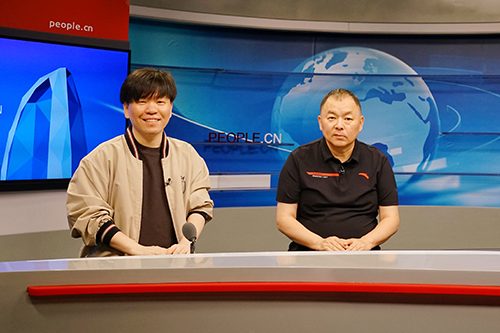 電影頻道節(jié)目中心副總編輯王平久（右）、音樂制作人常石磊（左）做客人民網(wǎng)。人民網(wǎng)記者 皇甫萬里 攝