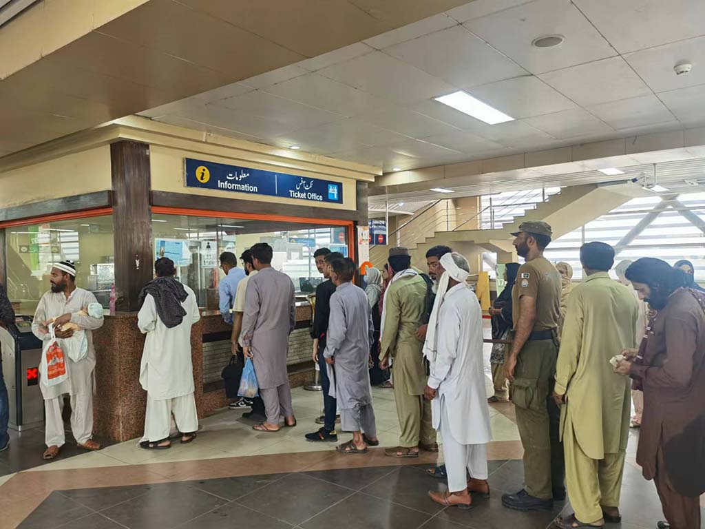 當(dāng)?shù)孛癖娫诶蠣柍染€(xiàn)地鐵里排隊(duì)購(gòu)票。（人民網(wǎng)記者 石晶攝）