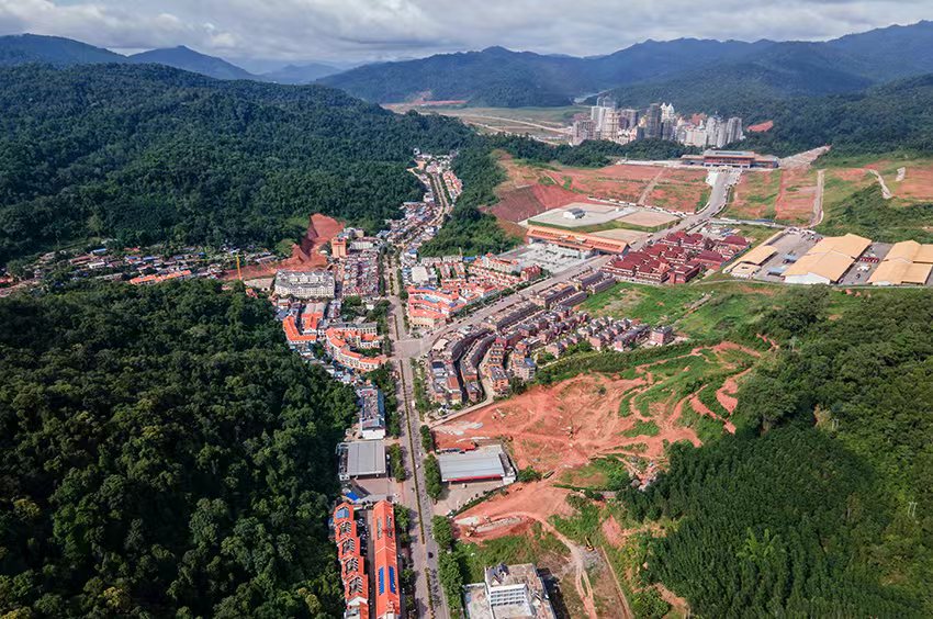 磨憨口岸俯瞰，右前方高層白色建筑群為老撾境內(nèi)。人民網(wǎng)記者 符皓攝
