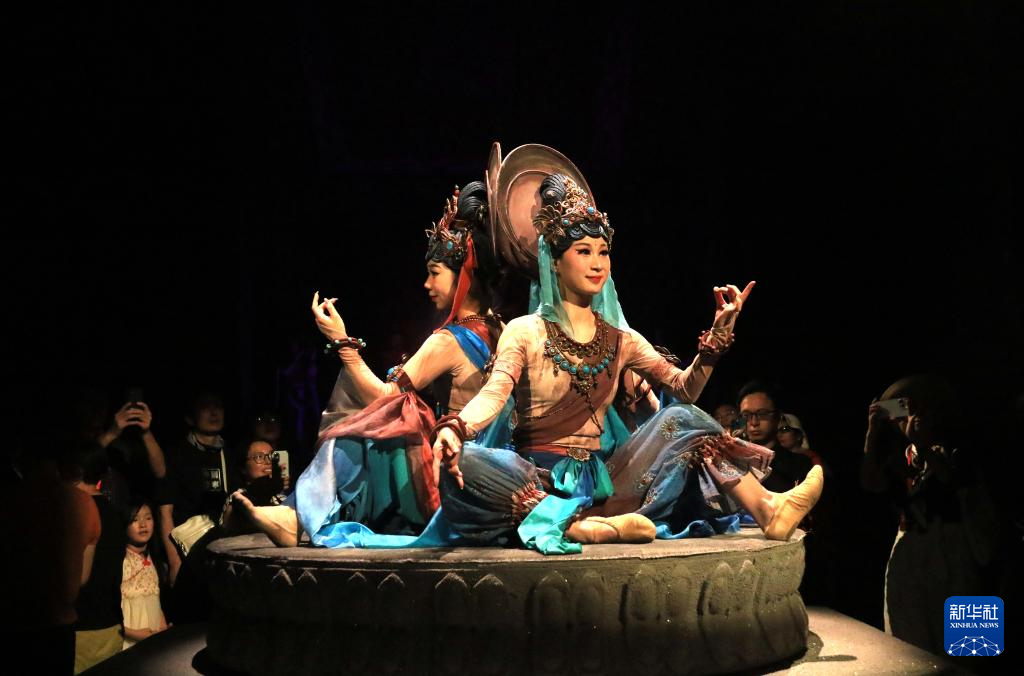 8月5日晚，游客在甘肅省敦煌市觀看大型洞窟式沉浸體驗(yàn)劇《樂動(dòng)敦煌》。 新華社發(fā)（張曉亮 攝）
