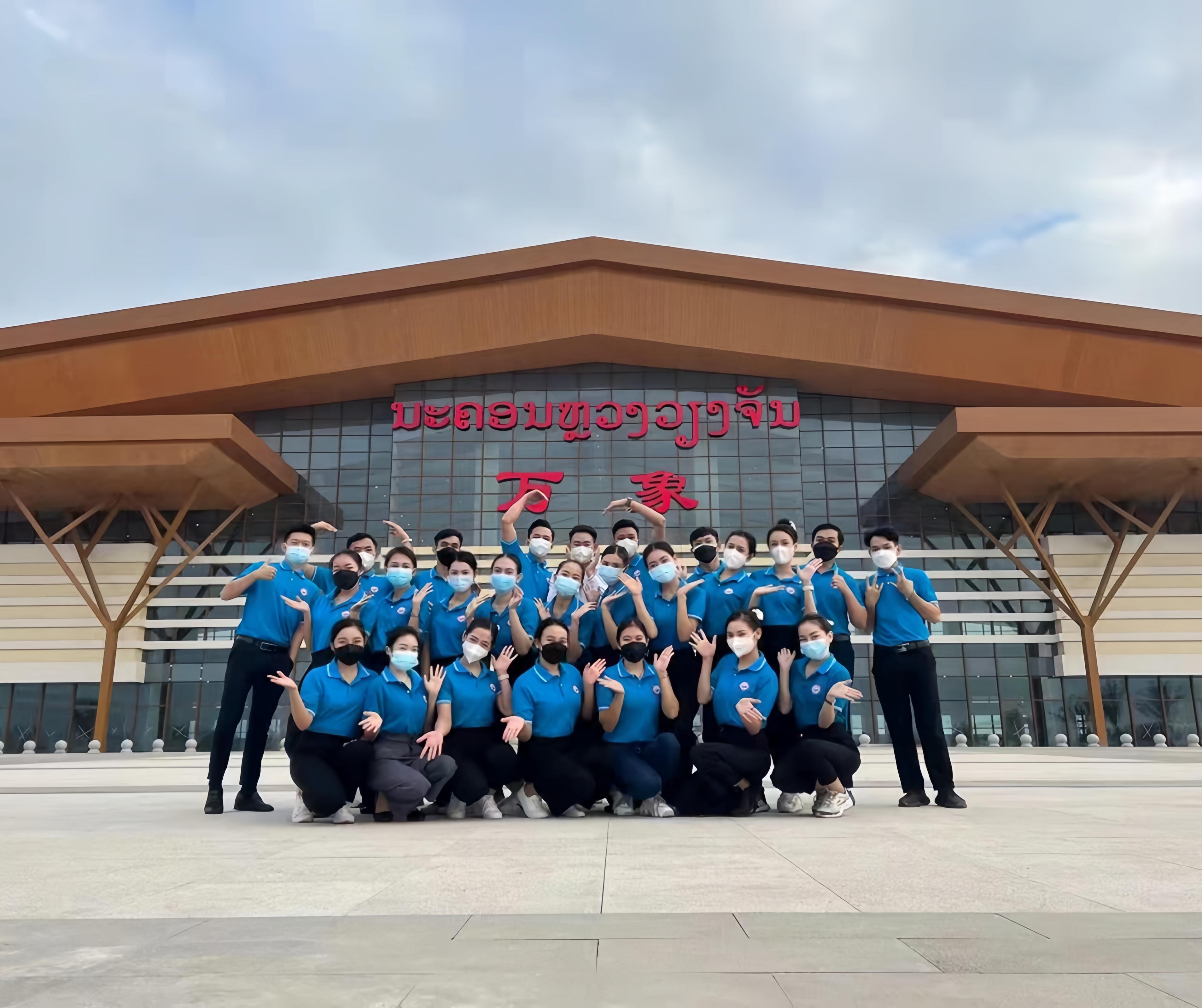 學生上崗前在老撾萬象高鐵站前合影（其中5人為貴陽職業(yè)技術(shù)學院培訓班學生）。 貴陽職業(yè)技術(shù)學院供圖