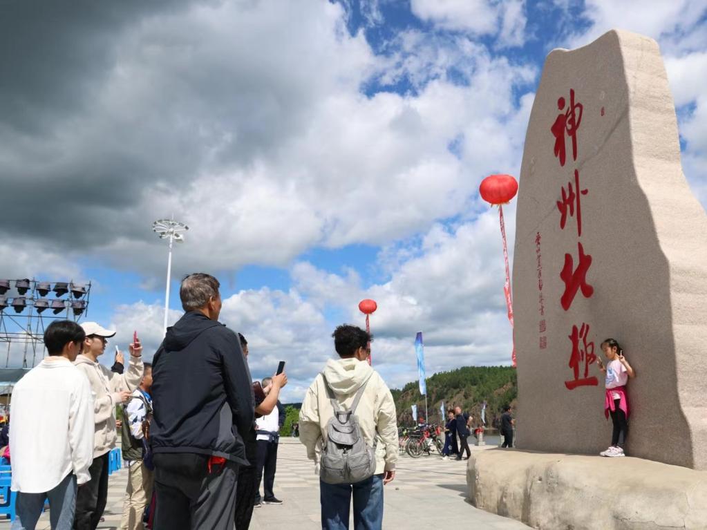 游客在漠河市地標(biāo)前打卡。新華社記者 徐凱鑫攝