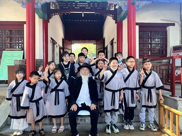 聽(tīng)孔廟歷史見(jiàn)證人——白胡子爺爺講述臨沂城過(guò)去的故事。臨沂市博物館供圖