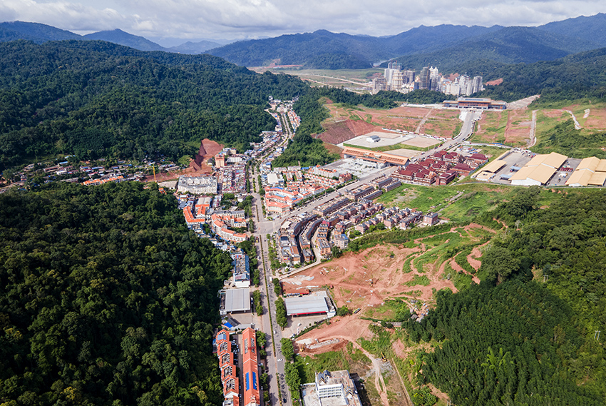 磨憨口岸俯瞰，右前方高層白色建筑群為老撾境內(nèi)。人民網(wǎng)記者 符皓攝