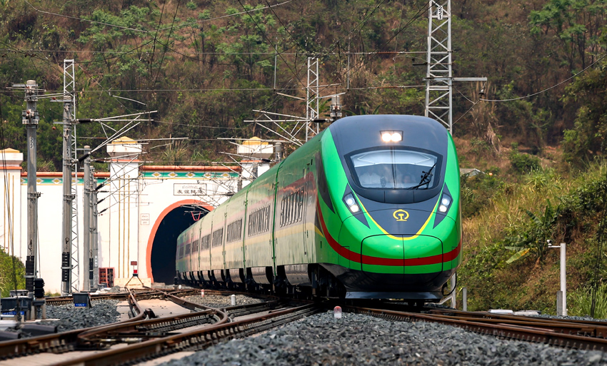 “復(fù)興號(hào)”動(dòng)車組列車駛過友誼隧道。徐章位攝