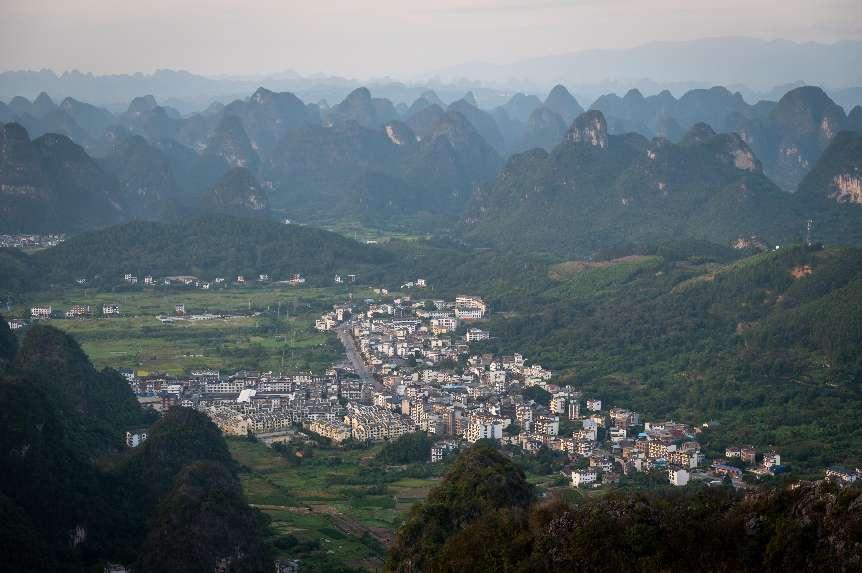 廣西層巒疊嶂，郁郁蔥蔥。 人民網(wǎng) 嚴(yán)立政攝