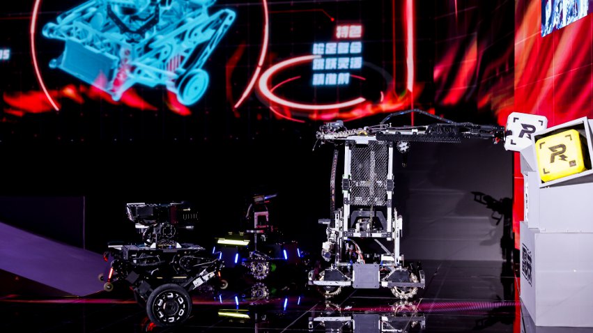 武漢工程大學(xué)大學(xué)生們帶來(lái)的機(jī)甲大師對(duì)抗比賽。主辦方供圖