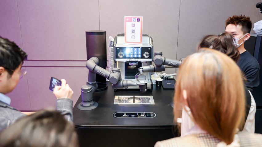 到場(chǎng)觀眾體驗(yàn)如影智能咖啡大師。主辦方供圖