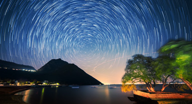 延時攝影看雲(yún)南撫仙湖璀璨星空